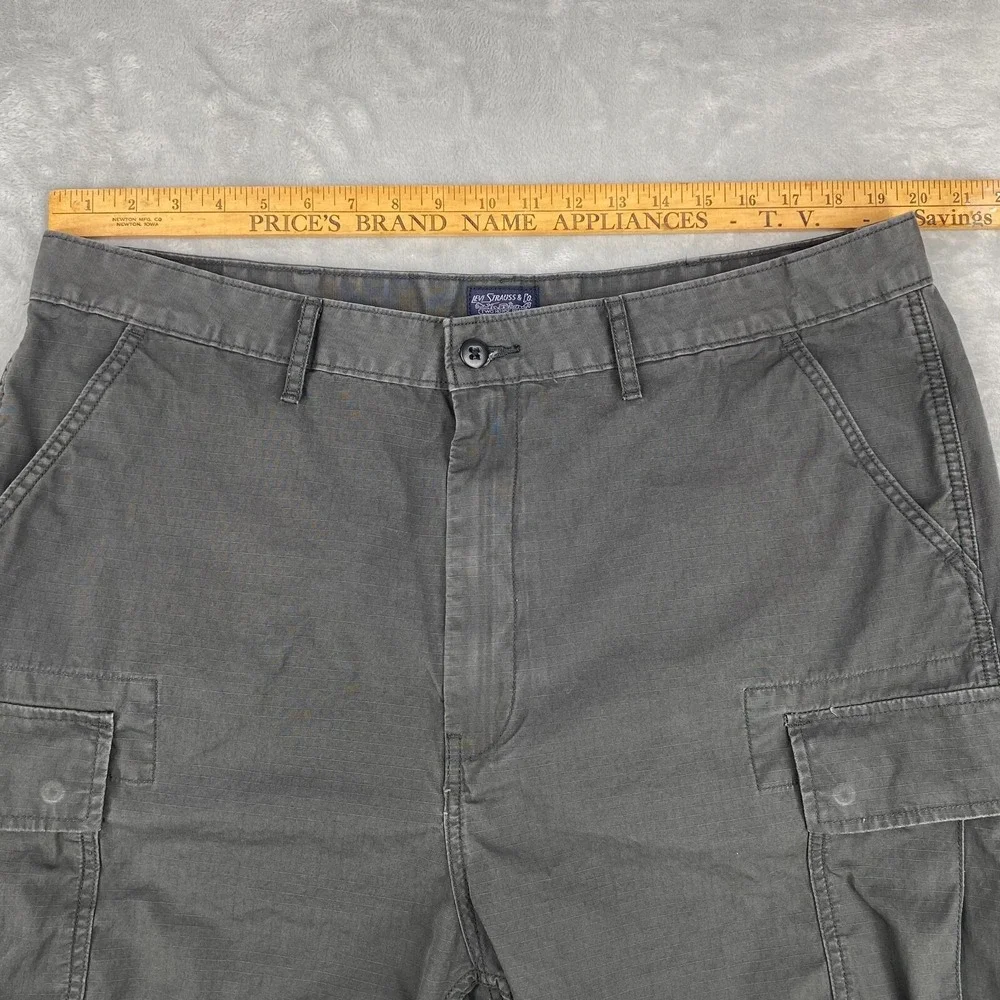 Levi's Carrier Cargo Shorts Men's Size 40 x 8.5